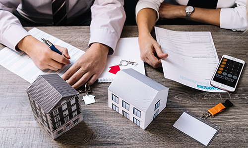 Una de las variables claves para comprar vivienda Ubicación Buscar el apartamento ideal es todo un desafío que empieza con evaluar desde el sector hasta el último detalle de la construcción y sus ventajas. Todo con el fin de ver sus sueños y ahorros bien invertidos. Desde un computador podrá consultar los inmuebles a la venta y en arriendo.
