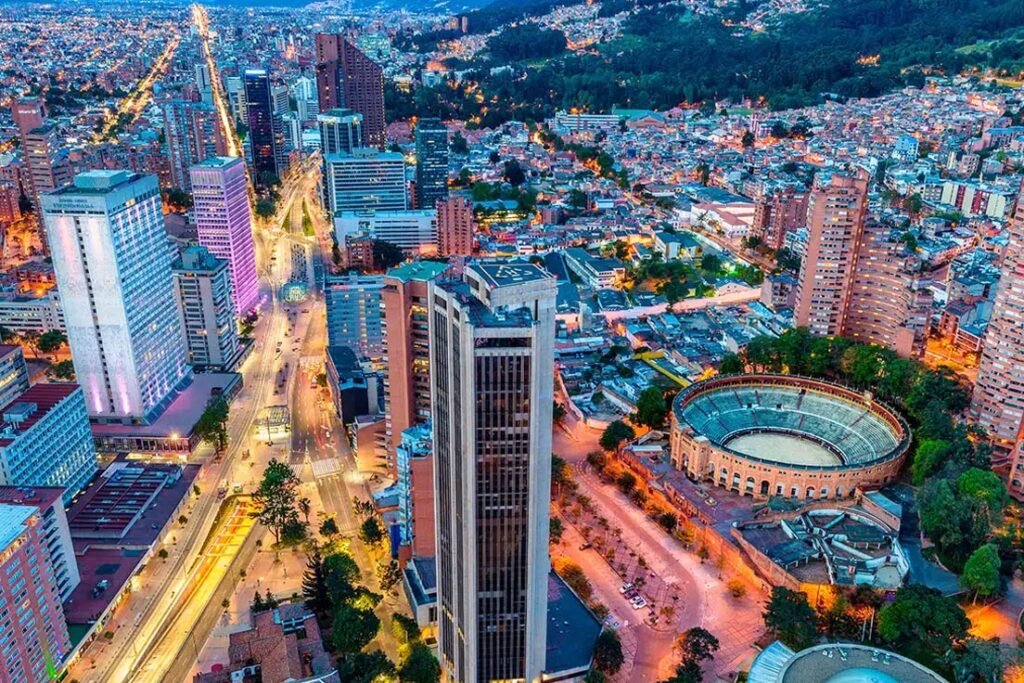 Las ciudades en las que más se invierte en finca raíz pueden variar según diferentes factores, incluyendo la economía local, el desarrollo urbano, las políticas gubernamentales y las tendencias del mercado inmobiliario. La inversión en bienes raíces se ha convertido en un negocio solido.